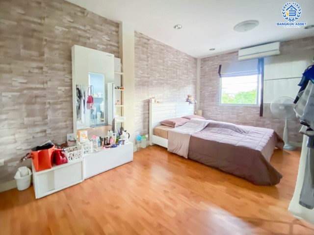 *****ทาวน์โฮมมือสองย่านกรุงเทพฯ ม.นาราวัลย์ ทาวน์ เพชรเกษม 63 เนื้อที่ 20.5 ตร.ว. ฟังก์ชันจัดเต็มถึง 3 ห้องนอน 3 ห้องน้ำ 2 ที่จอดรถ แถมฟรี! 2 เครื่องปรับอากาศ 1 เครื่องทำน้ำอุ่น 2 เครื่องดูดควัน บนทำเลดี ใกล้รถไฟฟ้าสายสีน้ำเงิน "สถานีหลักสอง" และใกล้ทางด่วน "พระราม2"